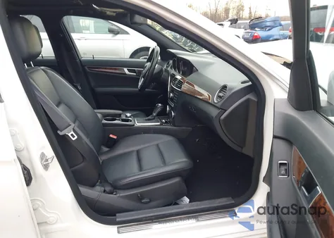 2013 Mercedes-Benz C 300 Sport 4Matic z USA, uszkodzony, nr VIN WDDGF8AB7DR256204